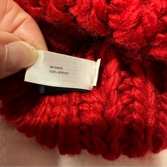 GAP (NWOT) Pom-Pom Cable Knit Beanie - Picture 4 of 5